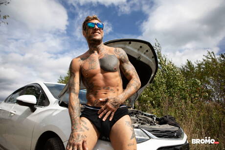 Canadese superstud Bo Sinn en Canadese twink Benjamin Blue in een hete kontneuk in de buitenlucht