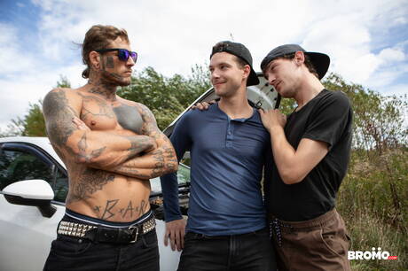 Canadese superstud Bo Sinn en Canadese twink Benjamin Blue in een hete kontneuk in de buitenlucht