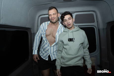 捷克公牛丹尼·克里斯和羅密歐·卡特相愛了