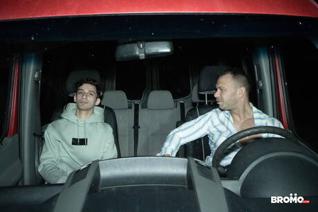 チェコの雄牛デニー・クリスとロメオ・カーターは愛し合っている