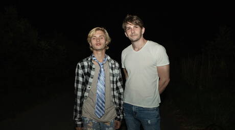 O lindo garoto Kyle Polaski e o forte tcheco Robbie Kasl fazem sexo anal ao ar livre