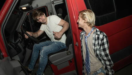 O lindo garoto Kyle Polaski e o forte tcheco Robbie Kasl fazem sexo anal ao ar livre