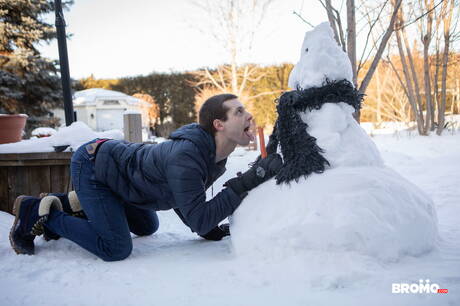 Der kanadische Hengst Bo Sinn und der junge Kanadier Benjamin Blue haben eine heiße Paarszene im Freien