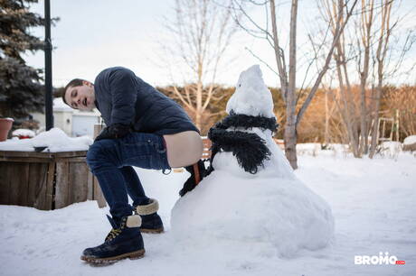 Canadian stud Bo Sinn and canadian young Benjamin Blue have a hot couple scene outdoor