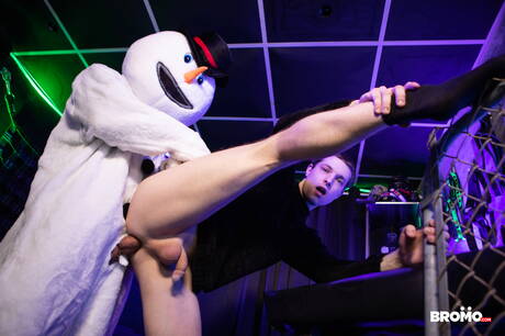 El semental canadiense Bo Sinn y el joven canadiense Benjamin Blue tienen una escena de pareja caliente al aire libre