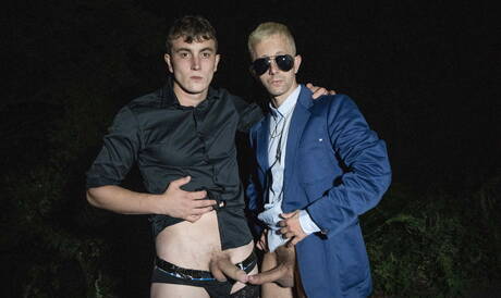 Le jeune Tchèque Tom Bacan et le costaud Jakob De Lung dans une scène homosexuelle torride en extérieur