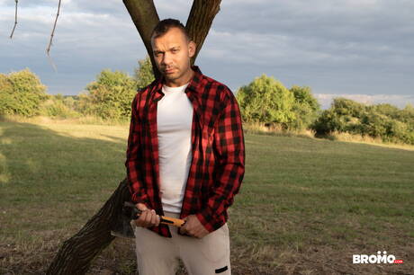 捷克健美運動員丹尼·克里斯和莎莎·耶利內克在戶外吸吮雞巴後乾了屁股