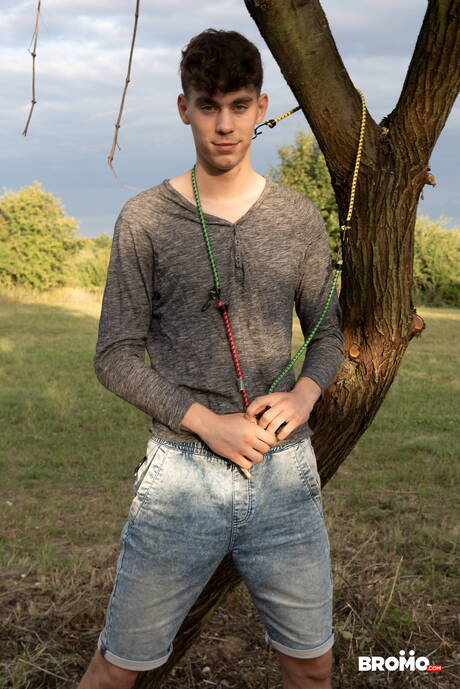 El culturista checo Denny Chris y Sasa Jelinek se follan el culo después de chupar la polla al aire libre