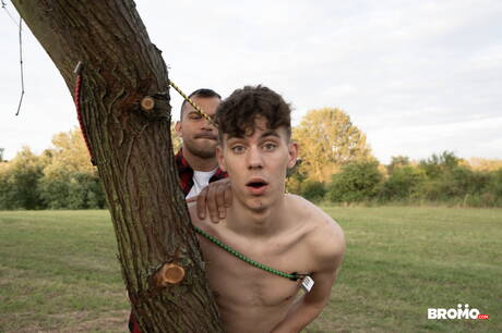 O fisiculturista tcheco Denny Chris e Sasa Jelinek fodem a bunda depois de chupar um pau ao ar livre