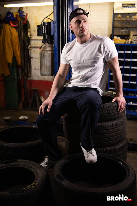 Bromo: Strongman Aiden Jacobs and stud Zach Damien in hot ass fuck action