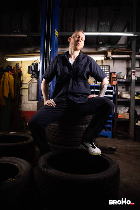 Strongman Aiden Jacobs and stud Zach Damien in hot ass fuck action