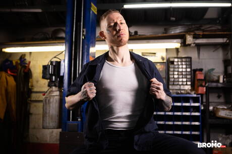 Strongman Aiden Jacobs and stud Zach Damien in hot ass fuck action