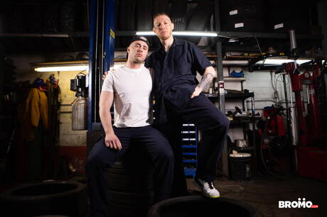 Strongman Aiden Jacobs and stud Zach Damien in hot ass fuck action