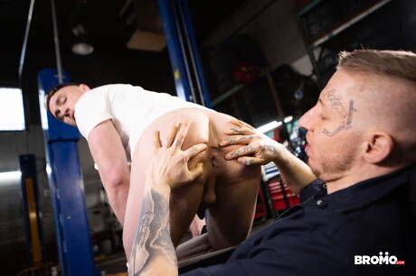 Strongman Aiden Jacobs and stud Zach Damien in hot ass fuck action