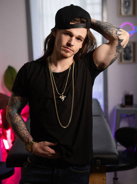 Bromo: Le minet américain Theo Brady et la jeune canadienne Sunny D ont une bonne relation sexuelle