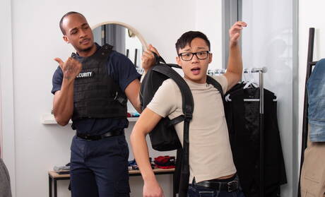 El hombre fuerte de ébano Trent King y el jovencito asiático Dane Jaxson tienen un buen sexo anal