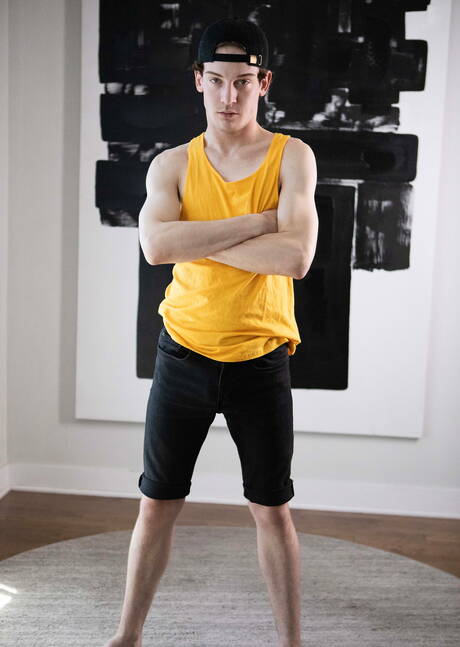 Il ragazzo husky americano Pierce Paris e il bellissimo ragazzo canadese Edward Terrant si scopano il culo dopo aver succhiato un cazzo