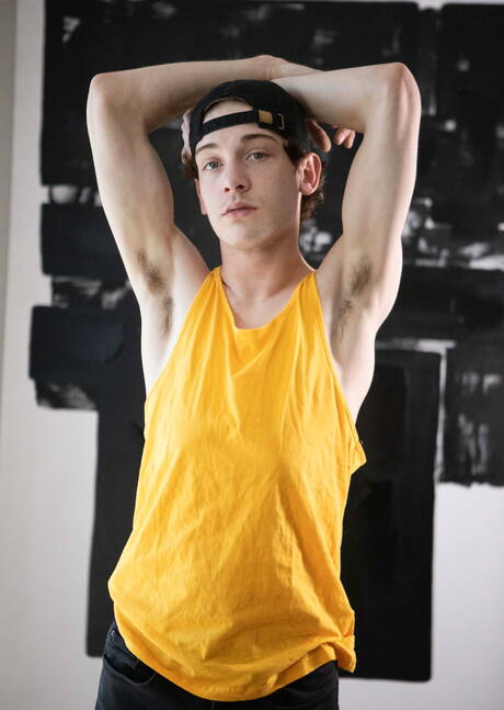 Il ragazzo husky americano Pierce Paris e il bellissimo ragazzo canadese Edward Terrant si scopano il culo dopo aver succhiato un cazzo