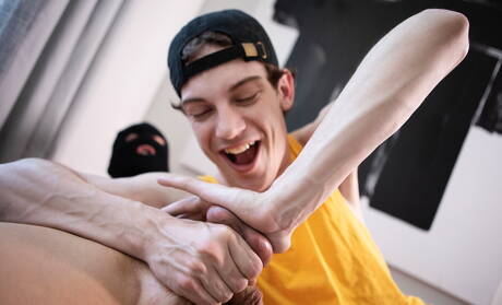 Il ragazzo husky americano Pierce Paris e il bellissimo ragazzo canadese Edward Terrant si scopano il culo dopo aver succhiato un cazzo