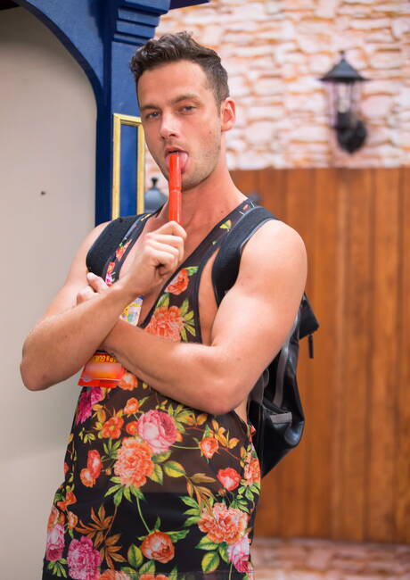 Der belgische Hengst Damon Heart und der starke Mann Billy Essex haben draußen heißen Paarsex