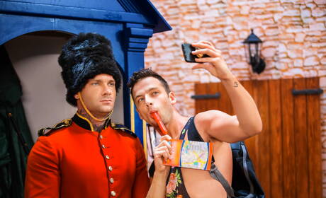 Der belgische Hengst Damon Heart und der starke Mann Billy Essex haben draußen heißen Paarsex