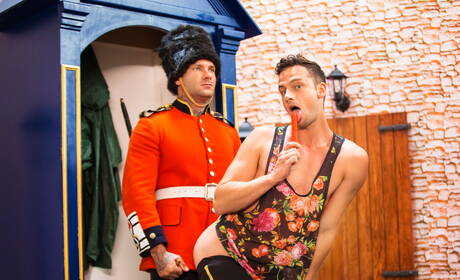 Der belgische Hengst Damon Heart und der starke Mann Billy Essex haben draußen heißen Paarsex