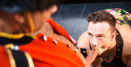 Der belgische Hengst Damon Heart und der starke Mann Billy Essex haben draußen heißen Paarsex