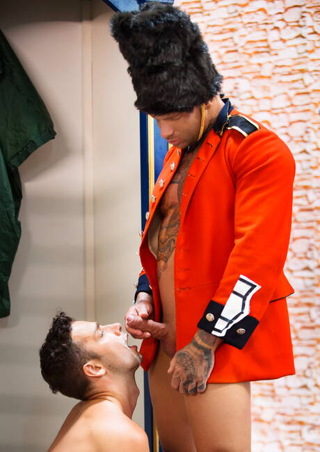 Der belgische Hengst Damon Heart und der starke Mann Billy Essex haben draußen heißen Paarsex