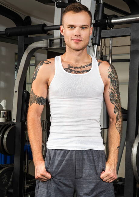 Der muskulöse Cody Smith und der schwarze, kräftige Deangelo Jackson beim harten Analsex zwischen verschiedenen Rassen