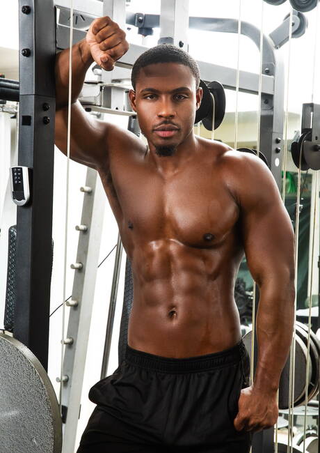 Gespierde Cody Smith en ebony gespierde kerel Deangelo Jackson in harde interraciale anale seks