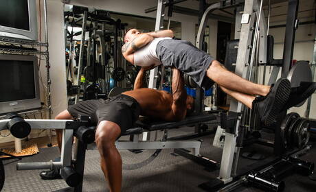 Der muskulöse Cody Smith und der schwarze, kräftige Deangelo Jackson beim harten Analsex zwischen verschiedenen Rassen