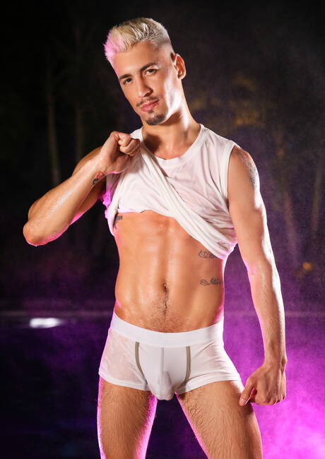 Hot american boys husky guy Aston Springs and hunky guy Bentley Michaels fuck after dick sucking at the pool