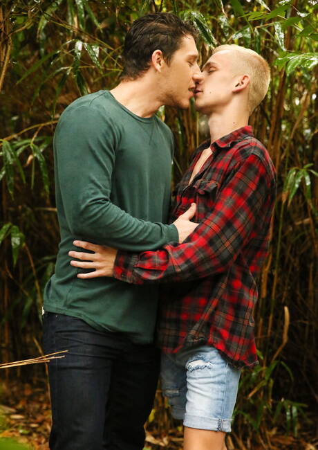 Twee Amerikaanse jongens, de gespierde Paul Canon en de jonge kerel Theo Brady, hebben harde anale seks in de buitenlucht.