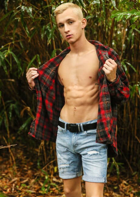 Twee Amerikaanse jongens, de gespierde Paul Canon en de jonge kerel Theo Brady, hebben harde anale seks in de buitenlucht.