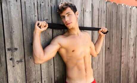 El supersemental rumano Kaleb Stryker y el supersemental latino Nic Sahara tienen sexo caliente en la cocina.