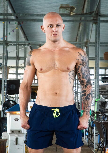 Due ragazzi americani, il bel ragazzo Johnny Rapid e il duro Trevor Laster, hanno una scena di coppia bollente all