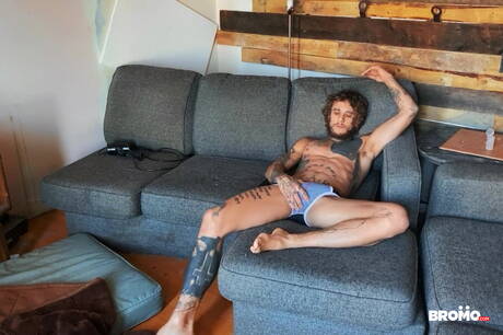 加拿大肌肉男Bo Sinn用玩具挑逗