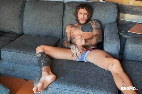 Kanadyjski mięśniak Bo Sinn drażni się zabawką