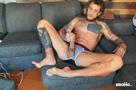 Kanadyjski mięśniak Bo Sinn drażni się zabawką