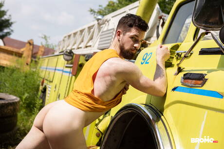 Canadian muscular Thyle Knoxx and canadian tough guy Bo Sinn fuck ass after blowjob outdoor