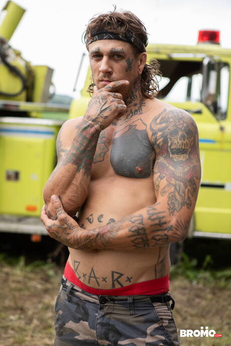 Der muskulöse Kanadier Thyle Knoxx und der harte Kanadier Bo Sinn ficken nach einem Blowjob im Freien in den Arsch