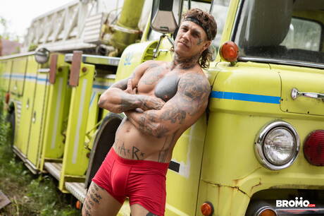 Il muscoloso canadese Thyle Knoxx e il duro canadese Bo Sinn si scopano il culo dopo un pompino all