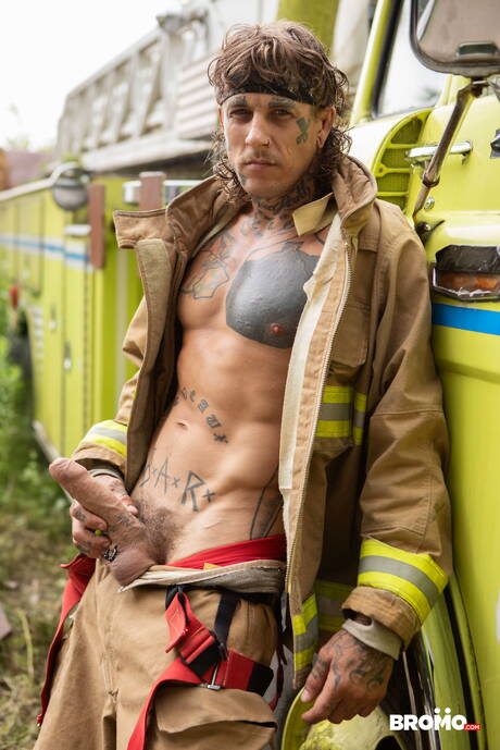 Bromo: Canadian muscular Thyle Knoxx and canadian tough guy Bo Sinn fuck ass after blowjob outdoor