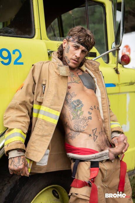 O musculoso canadense Thyle Knoxx e o durão canadense Bo Sinn fodem a bunda depois de um boquete ao ar livre