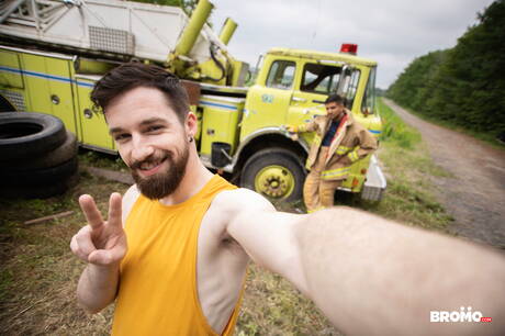 O musculoso canadense Thyle Knoxx e o durão canadense Bo Sinn fodem a bunda depois de um boquete ao ar livre