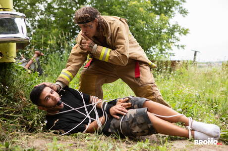 Canadian muscular Thyle Knoxx and canadian tough guy Bo Sinn fuck ass after blowjob outdoor