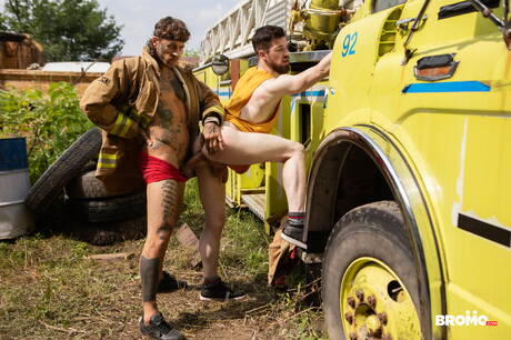 O musculoso canadense Thyle Knoxx e o durão canadense Bo Sinn fodem a bunda depois de um boquete ao ar livre