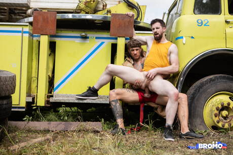 O musculoso canadense Thyle Knoxx e o durão canadense Bo Sinn fodem a bunda depois de um boquete ao ar livre