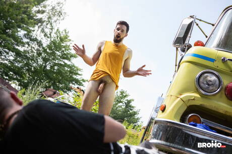 加拿大肌肉發達的Thyle Knoxx和加拿大硬漢Bo Sinn在戶外口交後操屁股