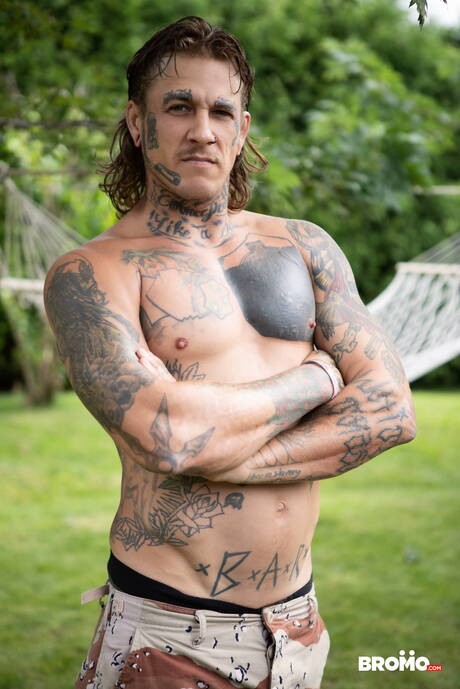 Canadian stud Bo Sinn and pretty boy Charly Willinsky in hot homosexual action outside